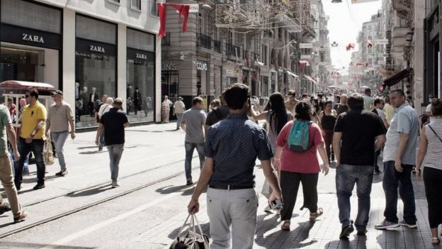 Transeúntes en la Avenida Istiklal en Beyoglu, Estambul