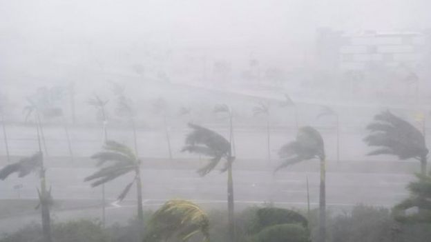Mưa to gió lớn tại Miami, Florida vào hôm thứ Hai.
