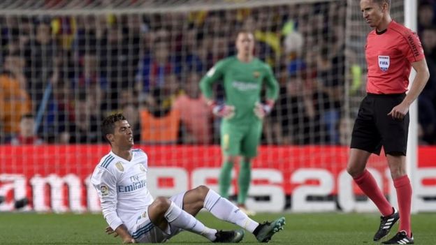 Cristiano Ronaldo en la cancha quejándose del dolor tras lesionarse el tobillo.