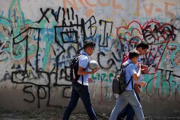 Niños ante grafitis