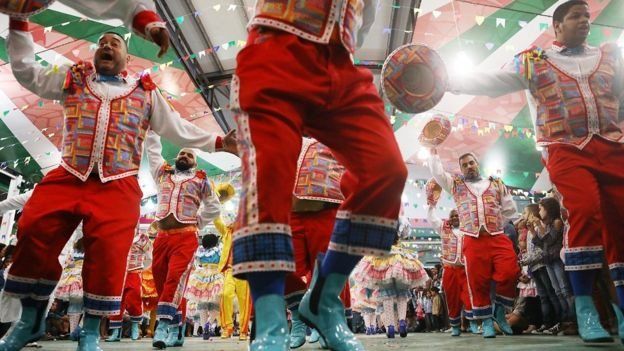 அற்புதமான அலங்கார அணிவகுப்புக்கு தயாரிப்பு