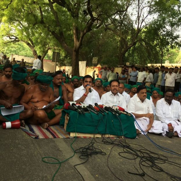 தமிழக விவசாயிகளை சந்தித்த எடப்பாடி பழனிச்சாமி