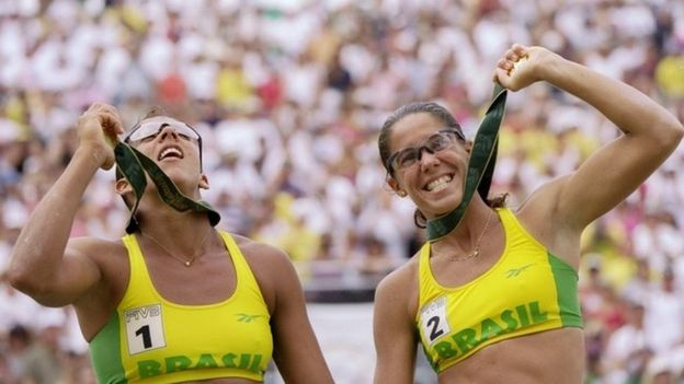 Jacqueline e Sandra conquistaram o ouro no vôlei de praia em 1996