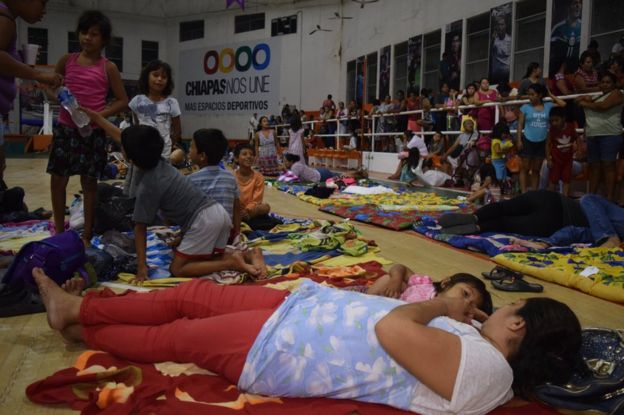 Habitantes de Tapachula, Chiapas, en el sur de México, en un refugio tras verse afectados por un terremoto de magnitud 8,2.
