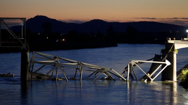 Puente derrumbado en el estado de Washington.