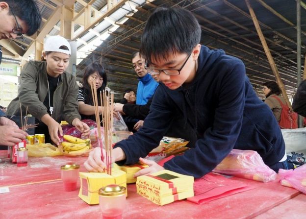đốt hương nhang