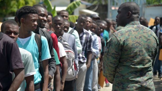 Hombres haciendo fila para anotarse en el registro para ingresar al ejército en Haití.
