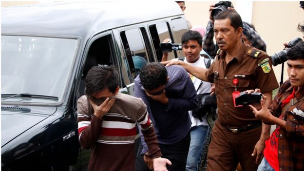 Kasus hukuman cambuk terhadap pasangan homoseksual merupakan yang pertama terjadi di Aceh. [BBC].