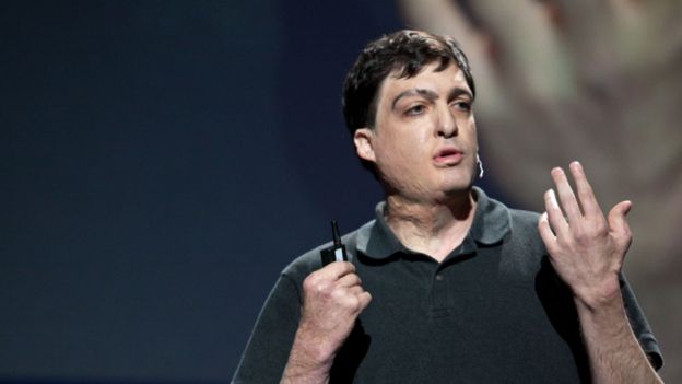 Dan Ariely durante una charla TED que dio en 2009. (Foto: Bill Holsinger-Robinson/Wikimedia Commons)
