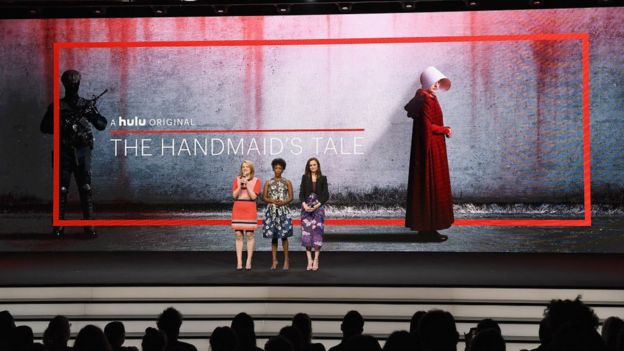 Elisabeth Moss, Samira Wiley y Alexis Bledel de 'The Handmaid's Tale'