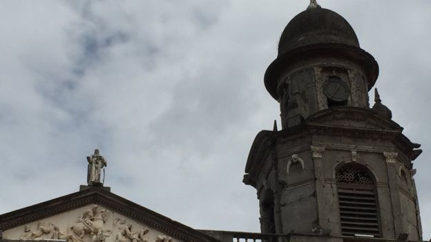 Detalle del reloj de la catedral vieja de Managua