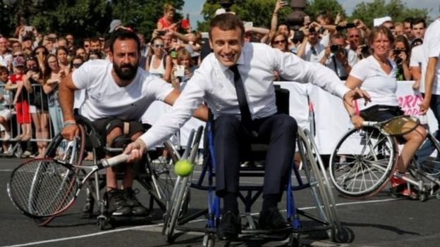 Tổng thống Pháp Macron chơi tennis trên xe lăn