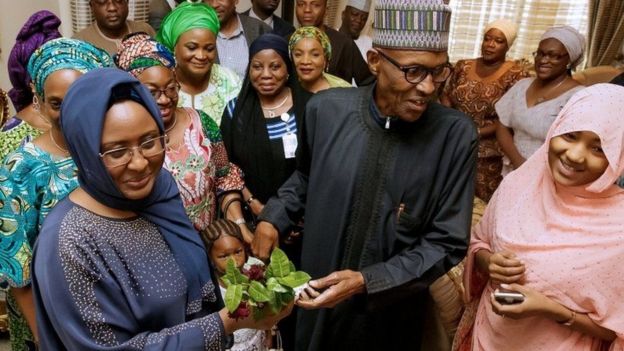 Aisha Buhari akimkarisha nyumbani mumewe baada ya kuwasili kutoka kwa likizo ya matibabu nchini Uingereza