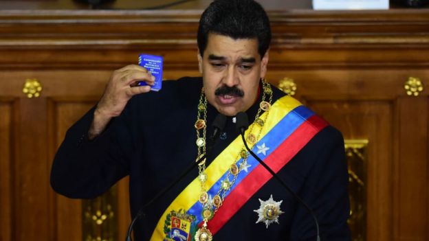 Maduro en la Asamblea Nacional Constituyente con una constitución en la mano.