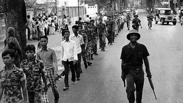 Các binh sỹ Việt Nam Cộng hòa bị áp giải trên đường phố Sài Gòn sau khi quân miền Bắc chiếm được thành phố, đánh dấu sự kết thúc cuộc chiến