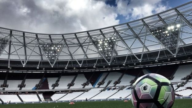 Muonekano wa uwanja wa West Ham kwa ndani ambao majukwaa ya mashabiki yapo mbali na sehemu ya kuchezea