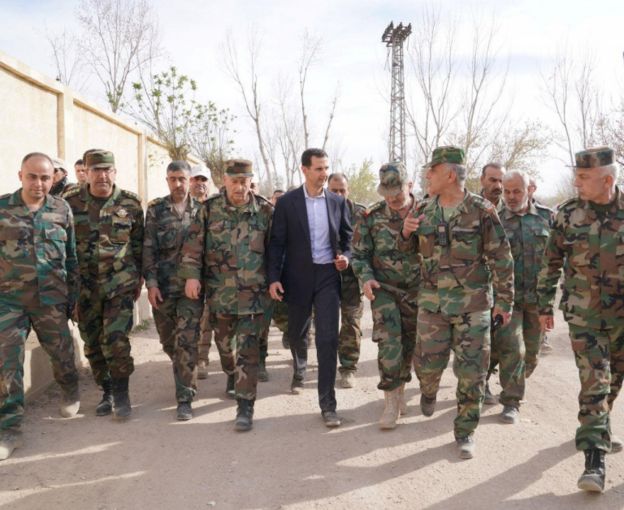 Al Assad, presidente da Síria, e militares