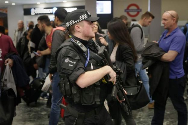 Un policía en la estación de Euston durante la tarde