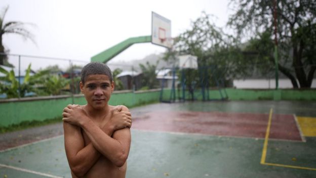 Niño en Santo Domingo, tras el paso del huracán Irma.
