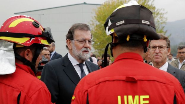 Spanish Prime Minister Mariano Rajoy (2nd left) and Galicia region leader Alberto Nunez Feijoo meet emergency workers during a visit to an area hit by fire Pontevedra,