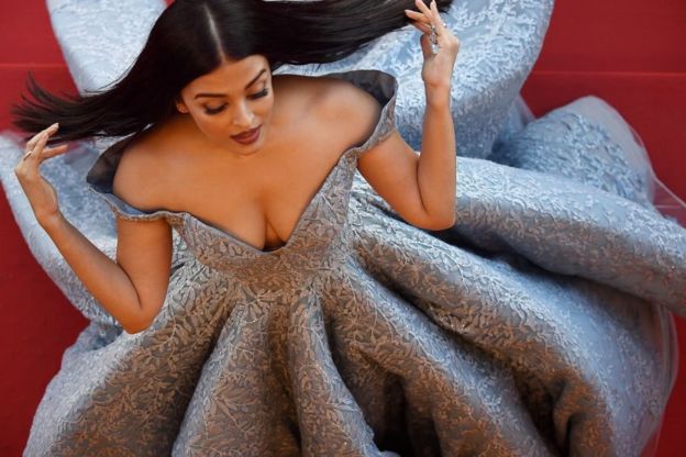 ஐஸ்வர்யா ராயின் கணவரும், நடிகருமான அபிஷேக் பச்சன் சின்ட்ரெல்லா உடையை பாராட்டியுள்ளார்.