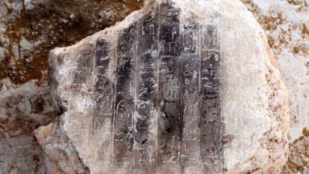 10 செங்குத்து சித்திர வரிகளை கொண்ட ஆலபேஸ்டர் கல்