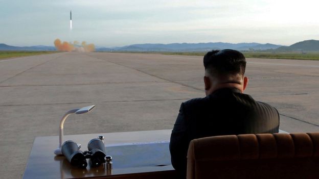 Kim Jong-un observa la prueba de lanzamiento de un misil de largo alcance.