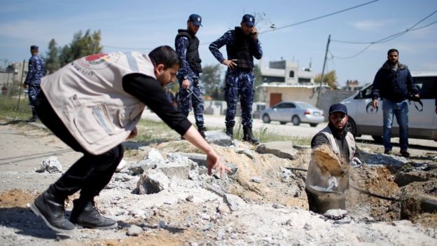 Palestinians inspect the site of an explosion that targeted Palestinian Prime Minister Rami Hamdallah in Gaza (13 March 2018)