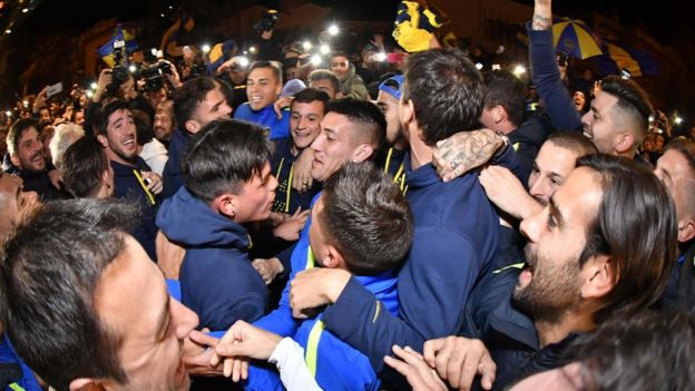 Jugadores y aficionados de Boca Juniors
