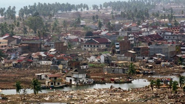 Imagen de un poblado tras el tsunami de 2004