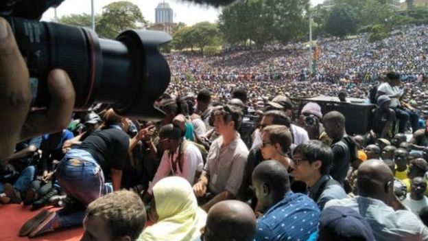 Umati wa watu waliohudhuria sherehe ya kuapishwa kwa raiola Odinga katika bustani ya Uhuru Park