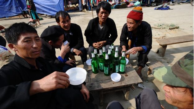 Một nhóm đàn ông Hmong ngoài chợ