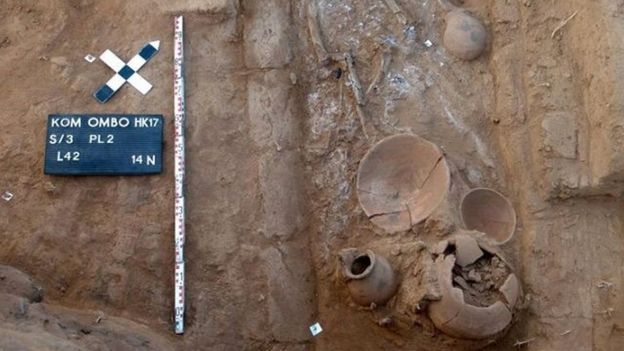 عثر في تل في بلدة كوم أمبو عن جزء من مقبرة ترجع إلى أكثر من 4 آلاف سنة ماضية