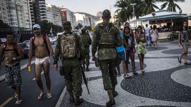 Militares do Exército caminham pela orla do Rio de Janeiro