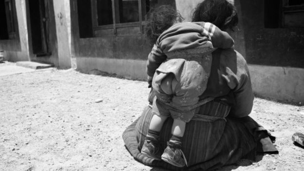 Niño en la espalda de su madre, en Tíbet, en 2011. Foto: Lara Belova/Getty Images.