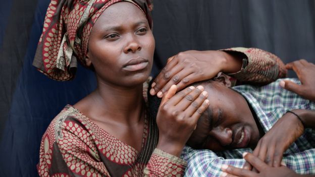 Mujer e hijo recuerdan el genocidio en Ruanda.