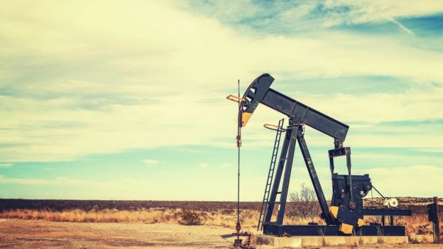 Una torre de extracción de petróleo en el desierto