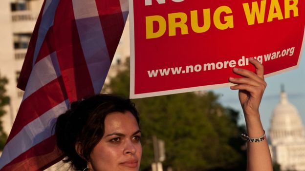 Una mujer protesta en Washington contra la guerra contra las drogas.