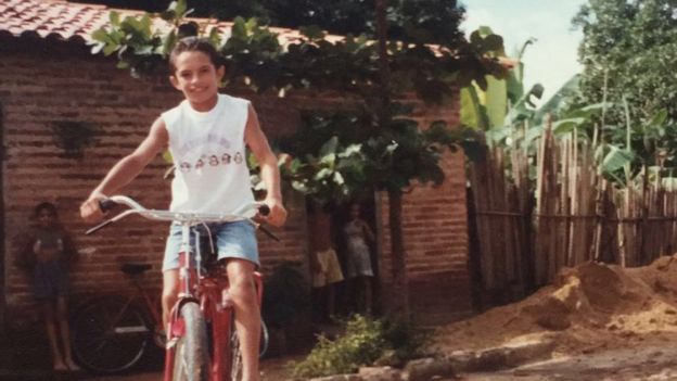 Silvestre criança andando de bicicleta