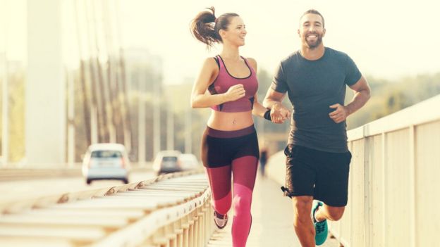 Pareja corriendo