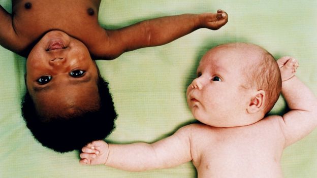 Un bebé de raza negra y otro de raza blanca