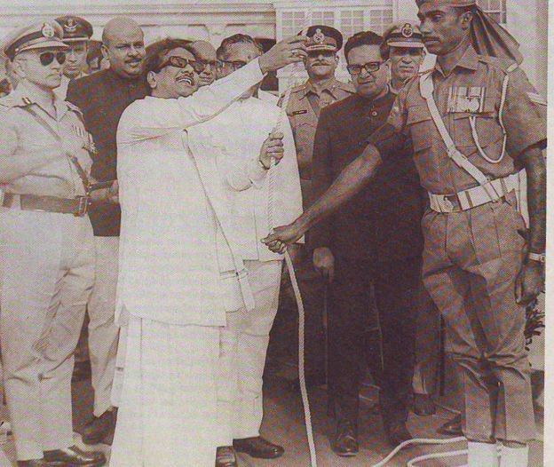 கருணாநிதி கொடியேற்றுகிறார்