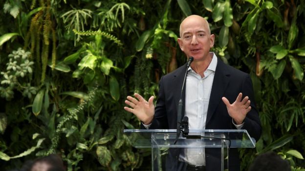 Jeff Bezos fala em evento em sede da Amazon em Seattle