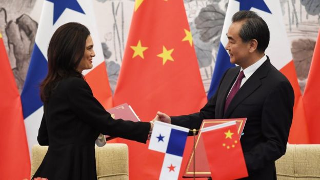 La ministra de Exteriores y vicepresidenta de Panamá, Isabel Saint Malo de Alvarado, yel ministro de Exteriores de China, Wang Yi.