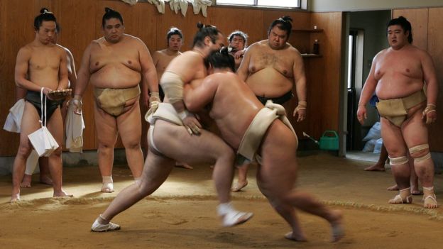 Entrenamiento de luchadores de sumo. (Foto: Junko Kimura/Getty Images)