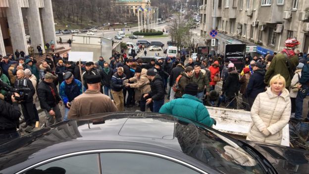 Сторонники Саакашвили пытаются разбирать брусчатку