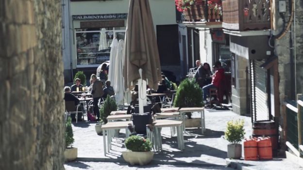 Unas mesas en una plaza de Bossòst