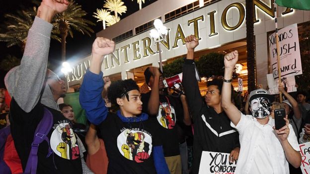 Protesta frente al Trump International Hotel de Las Vegas.