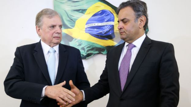 O presidente nacional interino do PSDB, Tasso Jereissati (esq.) e o presidente afastado da sigla, Aécio Neves