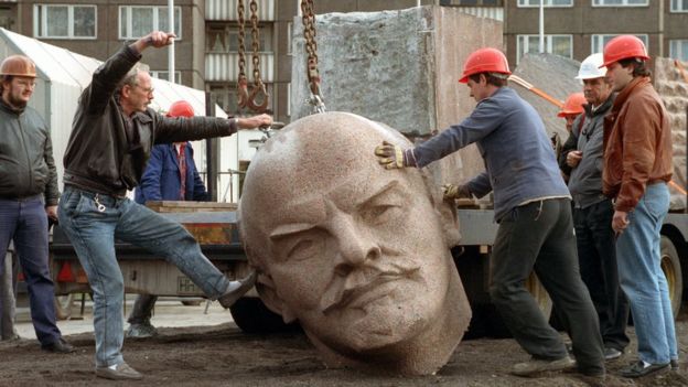 Estatua de Lenin destuida.